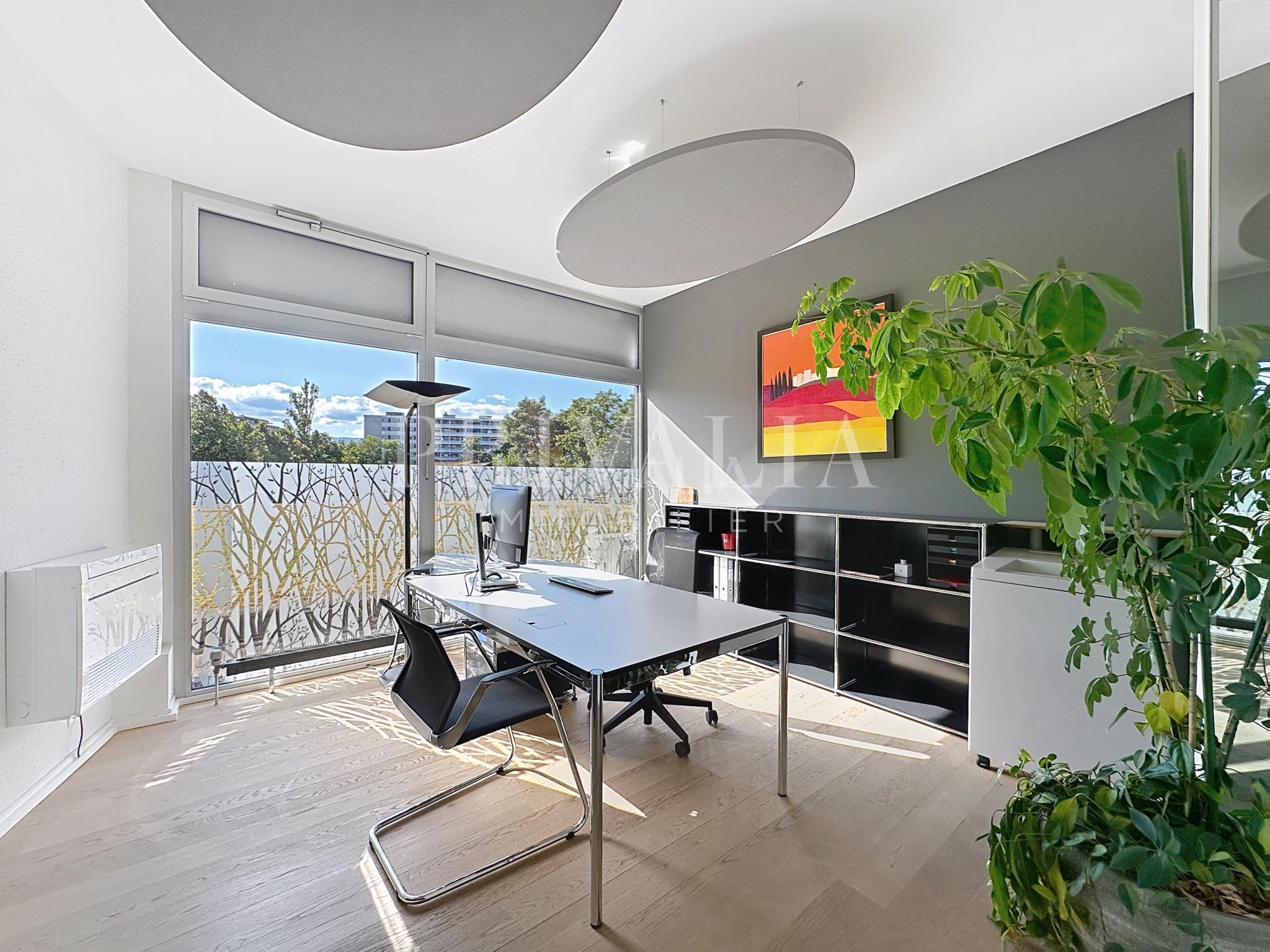 PrivaliaNew opportunity : through arcade, strategic location!