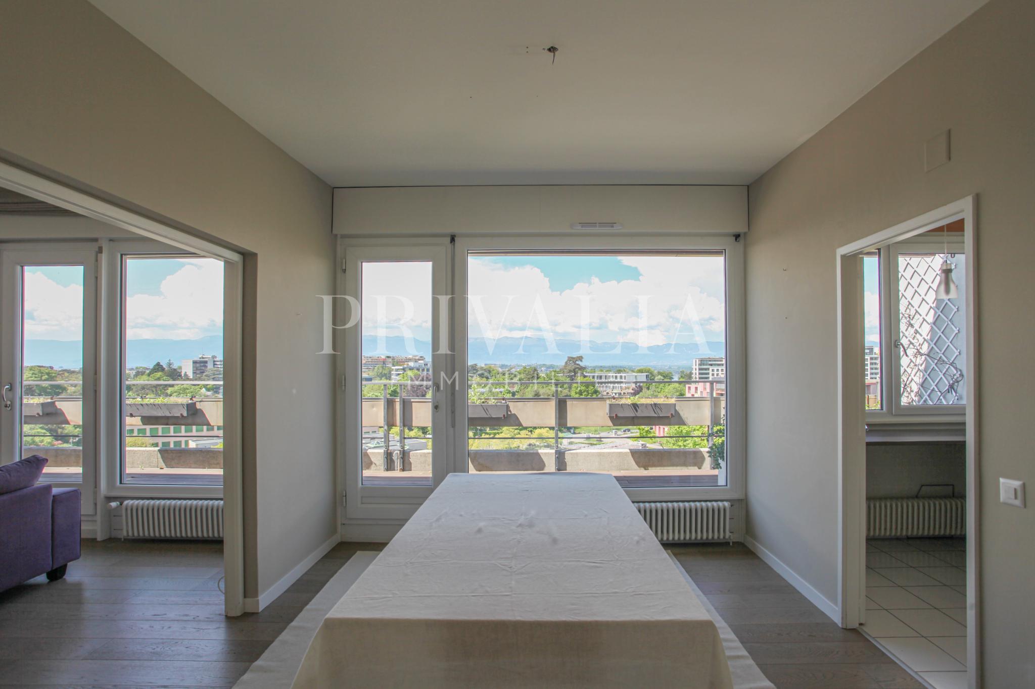 PrivaliaSuperbe attique traversant avec terrasses offrant une vue panoramique sur la ville et les alpes