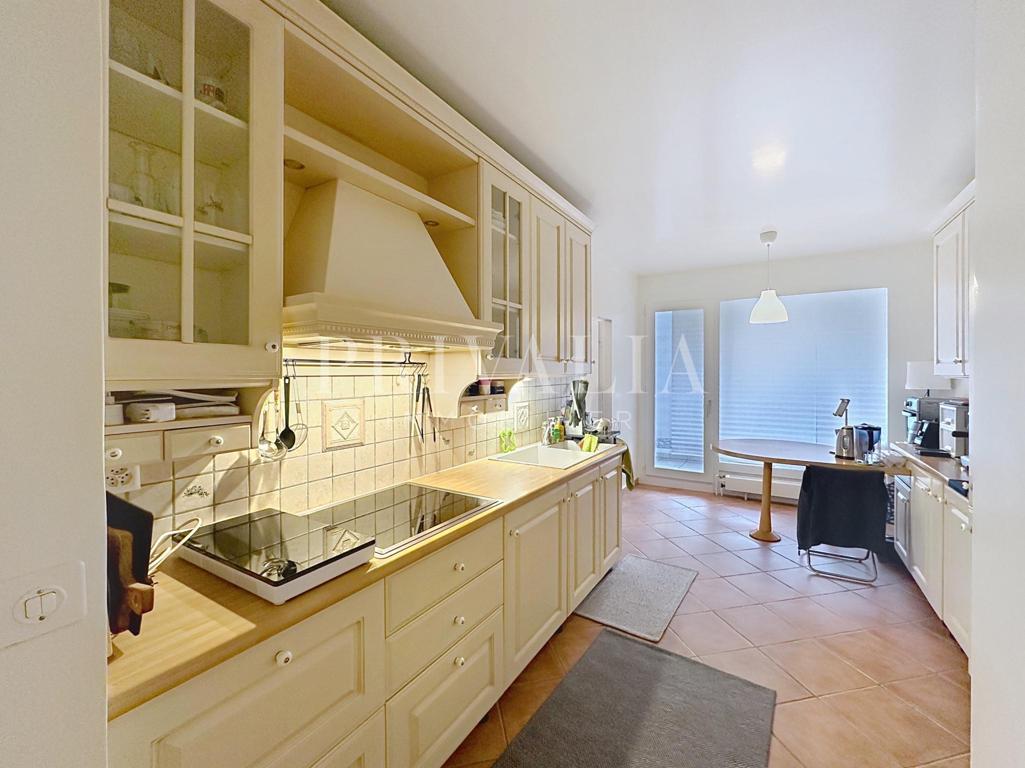 PrivaliaMagnificent, light-filled walk-through flat facing Parc Bertrand