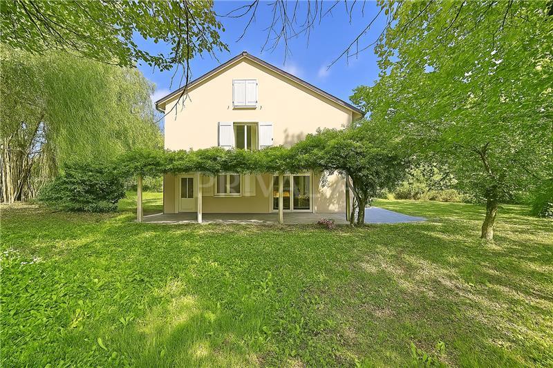PrivaliaSpacious renovated villa with garden – Peaceful setting in Dardagny