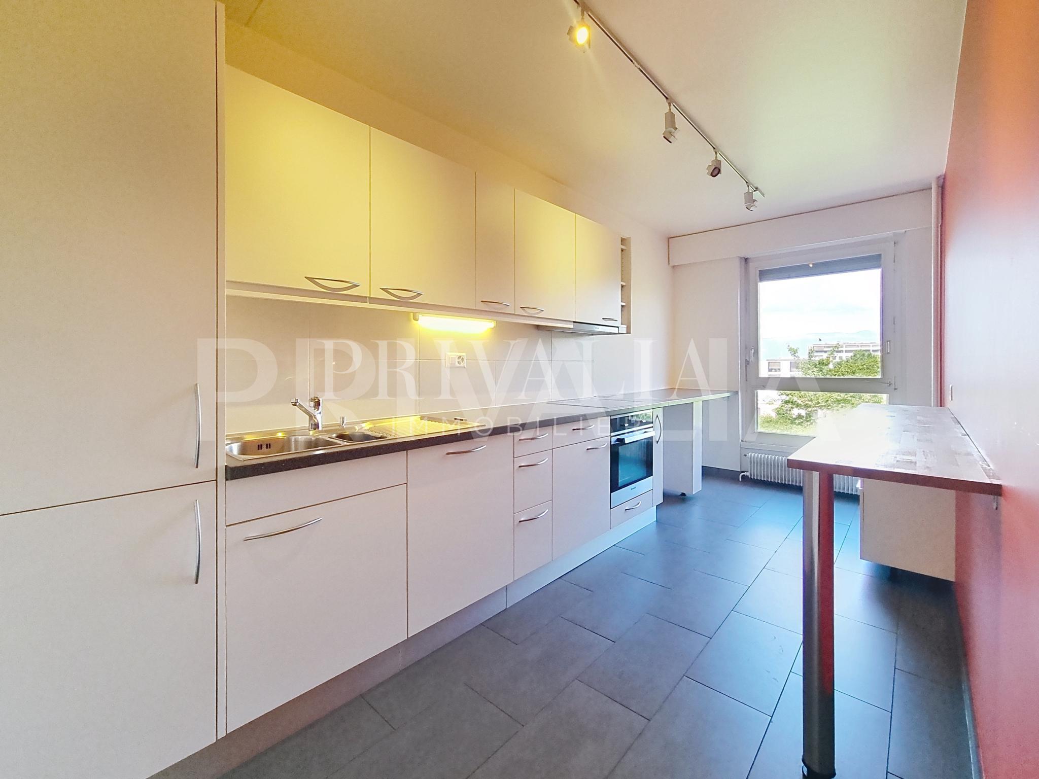 PrivaliaBeautiful walk-through flat in the heart of the Gradelle district