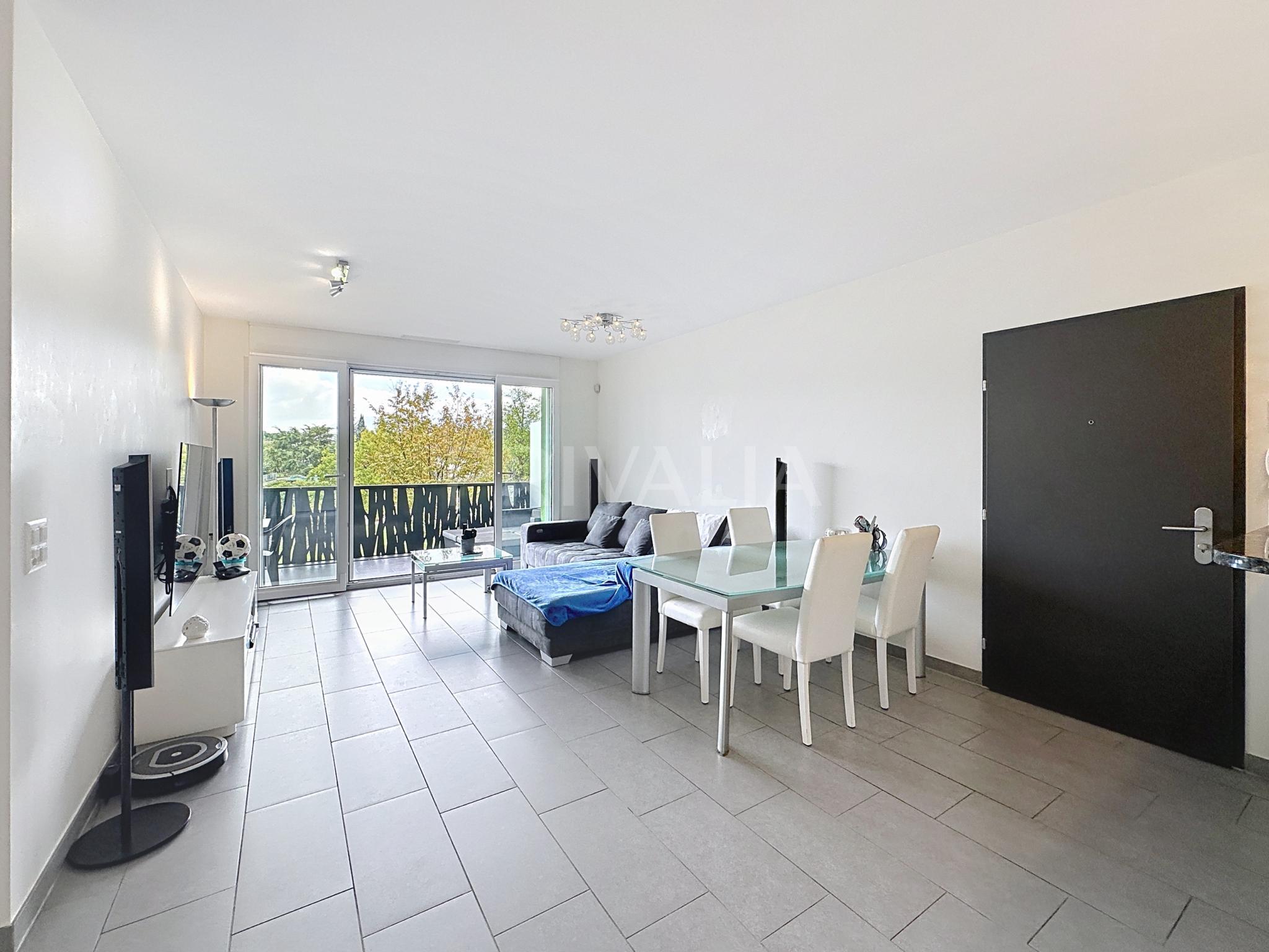 PrivaliaBel appartement traversant avec vue dégagée