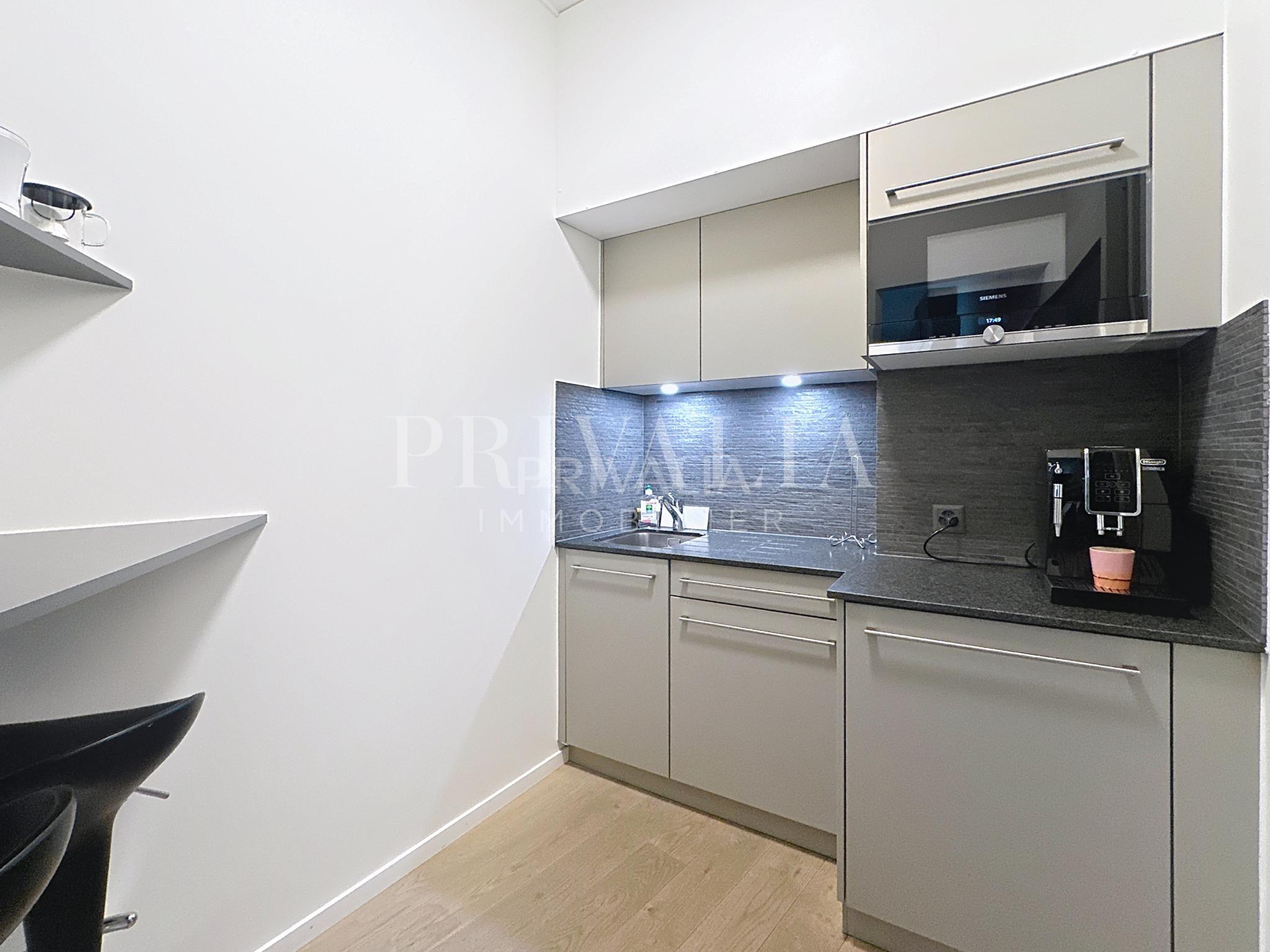PrivaliaNew opportunity : through arcade, strategic location!