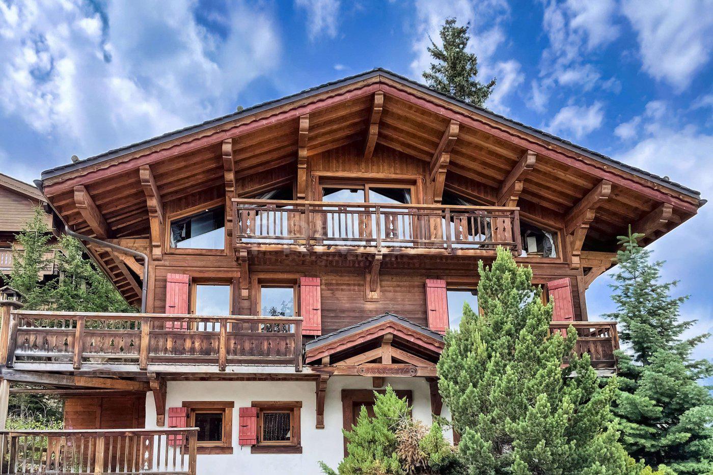 PrivaliaCharacterful chalet with outstanding panoramic views in Courchevel