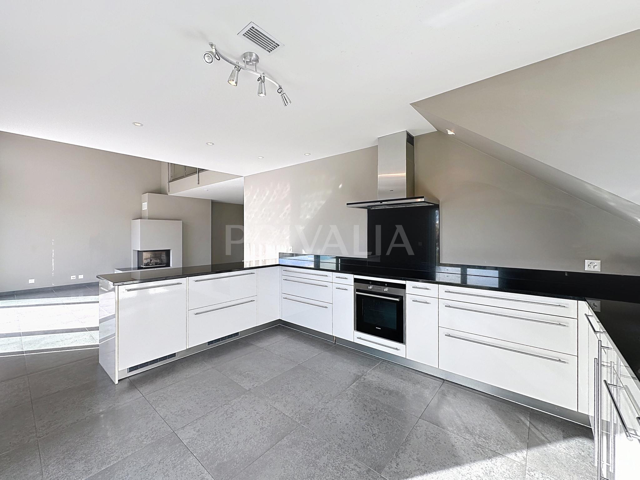 PrivaliaAttique en duplex Minergie de 135 m² avec balcon et cheminée à Mies